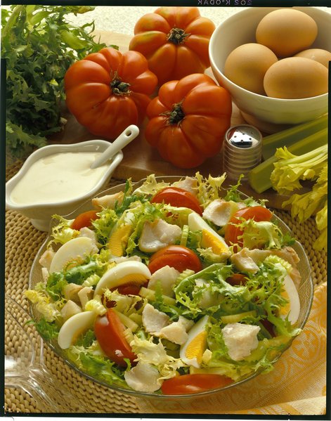 Bacalhau com ovos cozidos, aipo, tomates e alface