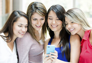 Amigas olhando um App no smartphone